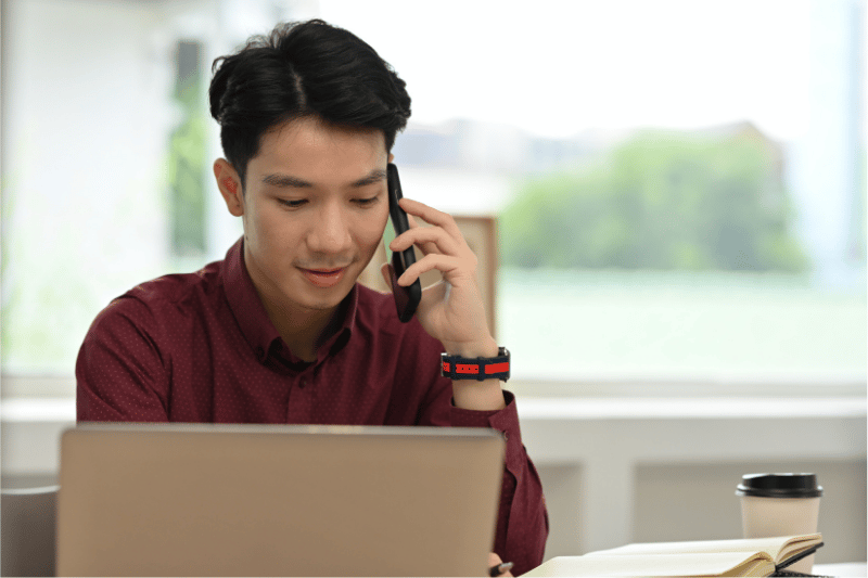 Jeune homme au téléphone