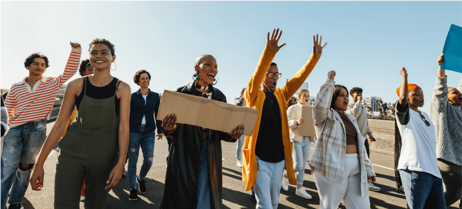 Personnes de genre varié manifestent dans la rue