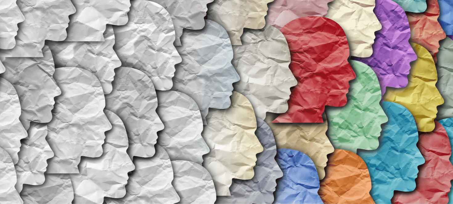 Profils de visage en papier de différentes couleurs