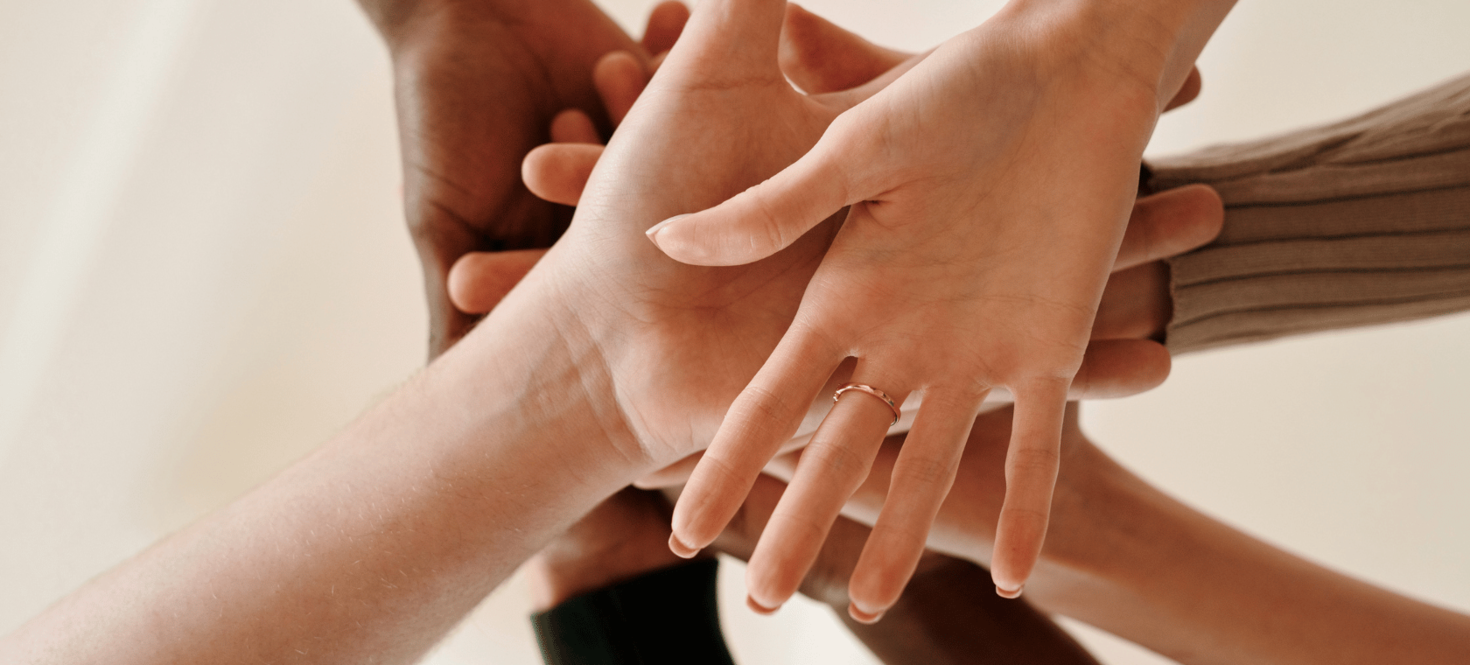 Mains de diverses personnes se croisent