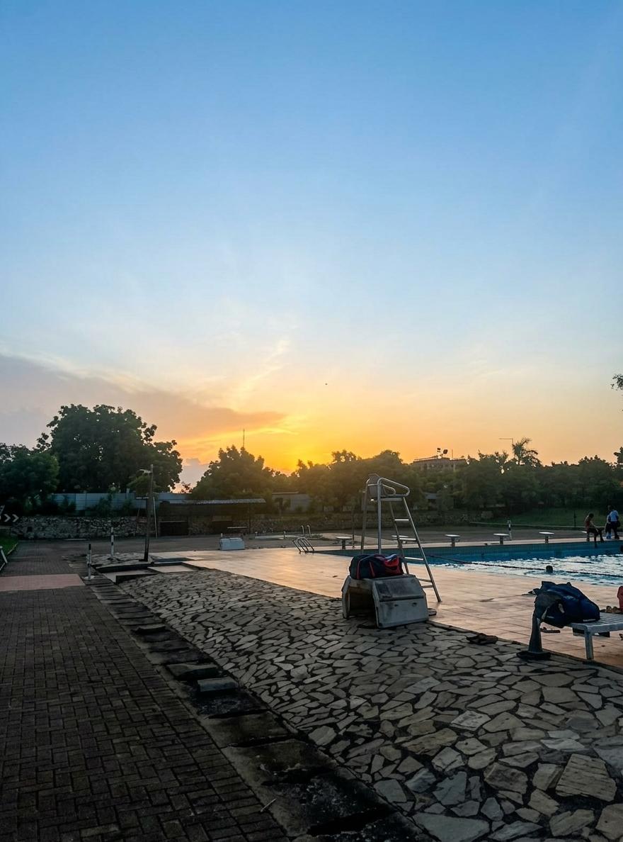 Une piscine au coucher du soleil au Ghana.