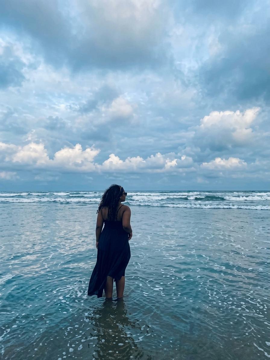 Étudiante en stage au Ghana, photo prise sur une plage.