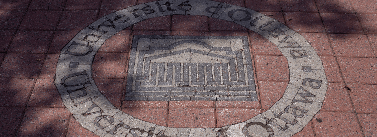 Logo de l'université sur le pavé