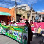 femmes marchant dans les rues en tenant de banderoles de revendications en espagnol