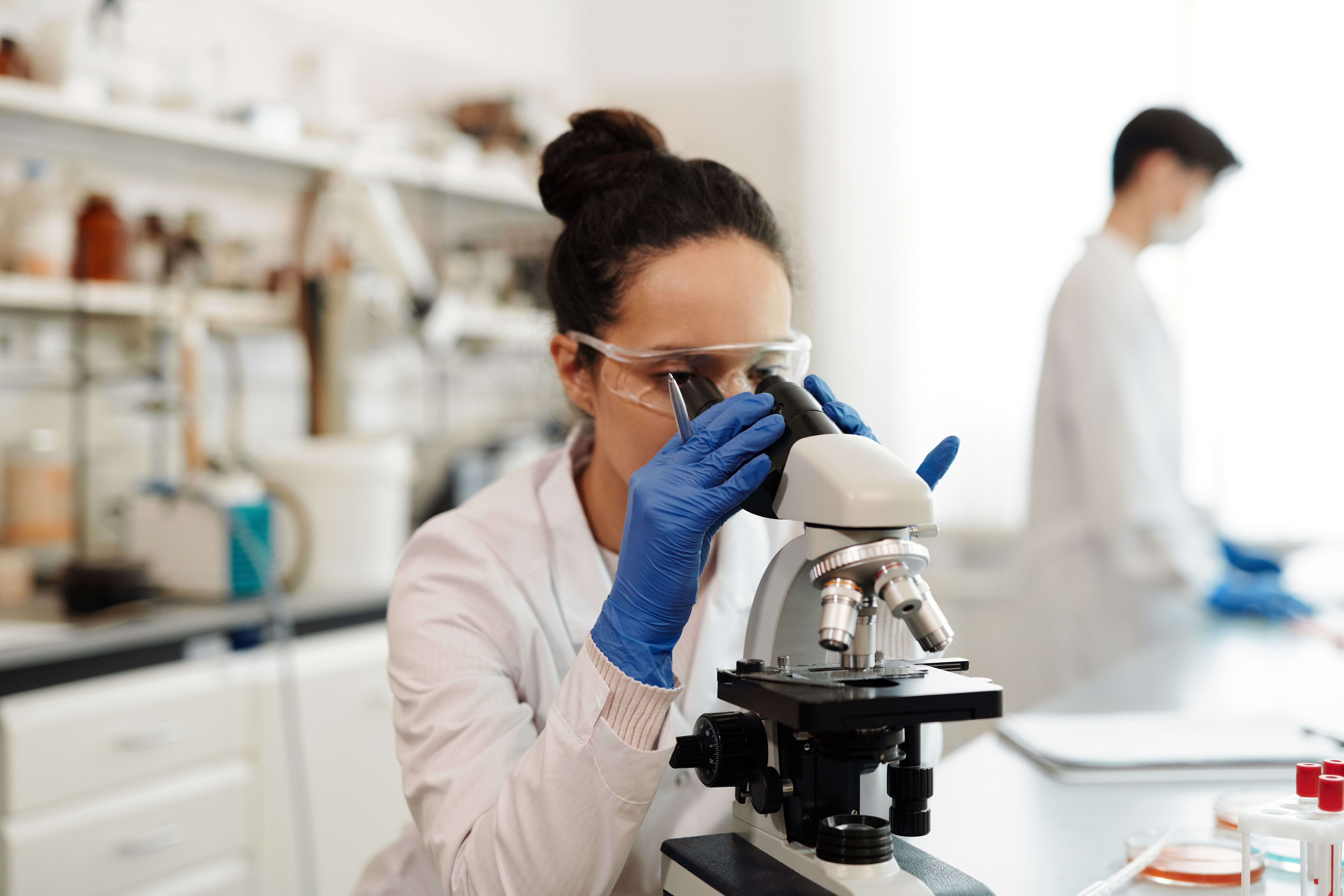 Scientifique regardant dans un microscope