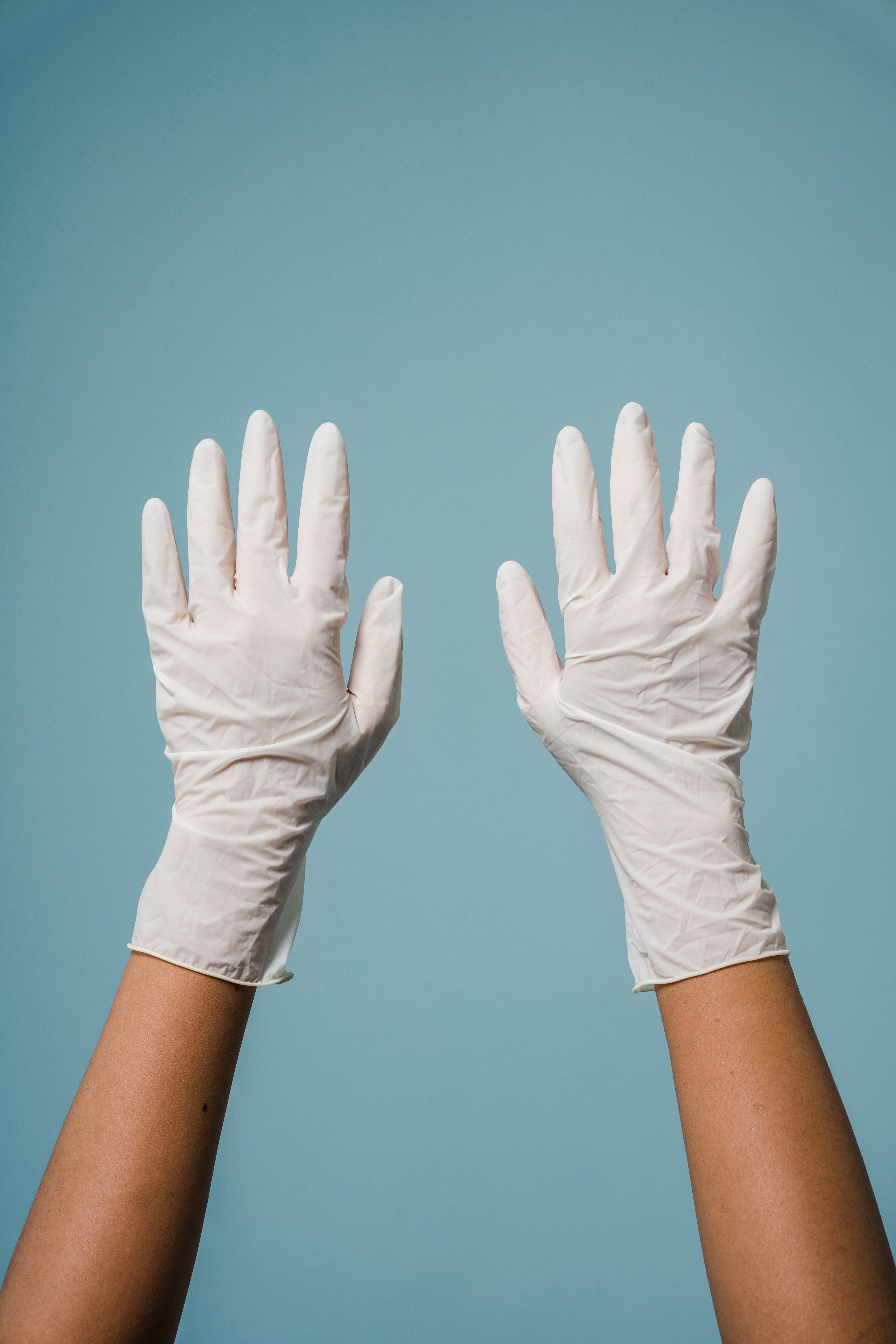 Mains avec des gants médicaux