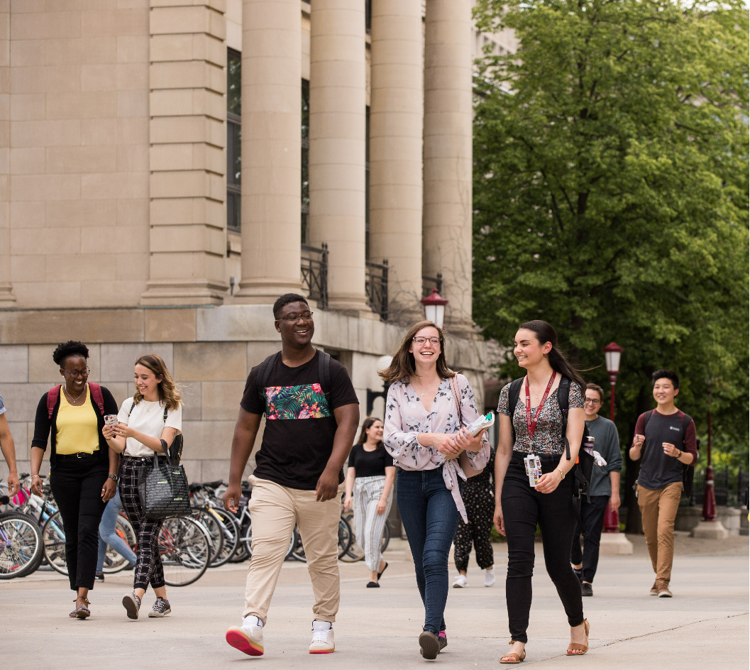 Étudiants marchant sur le campus
