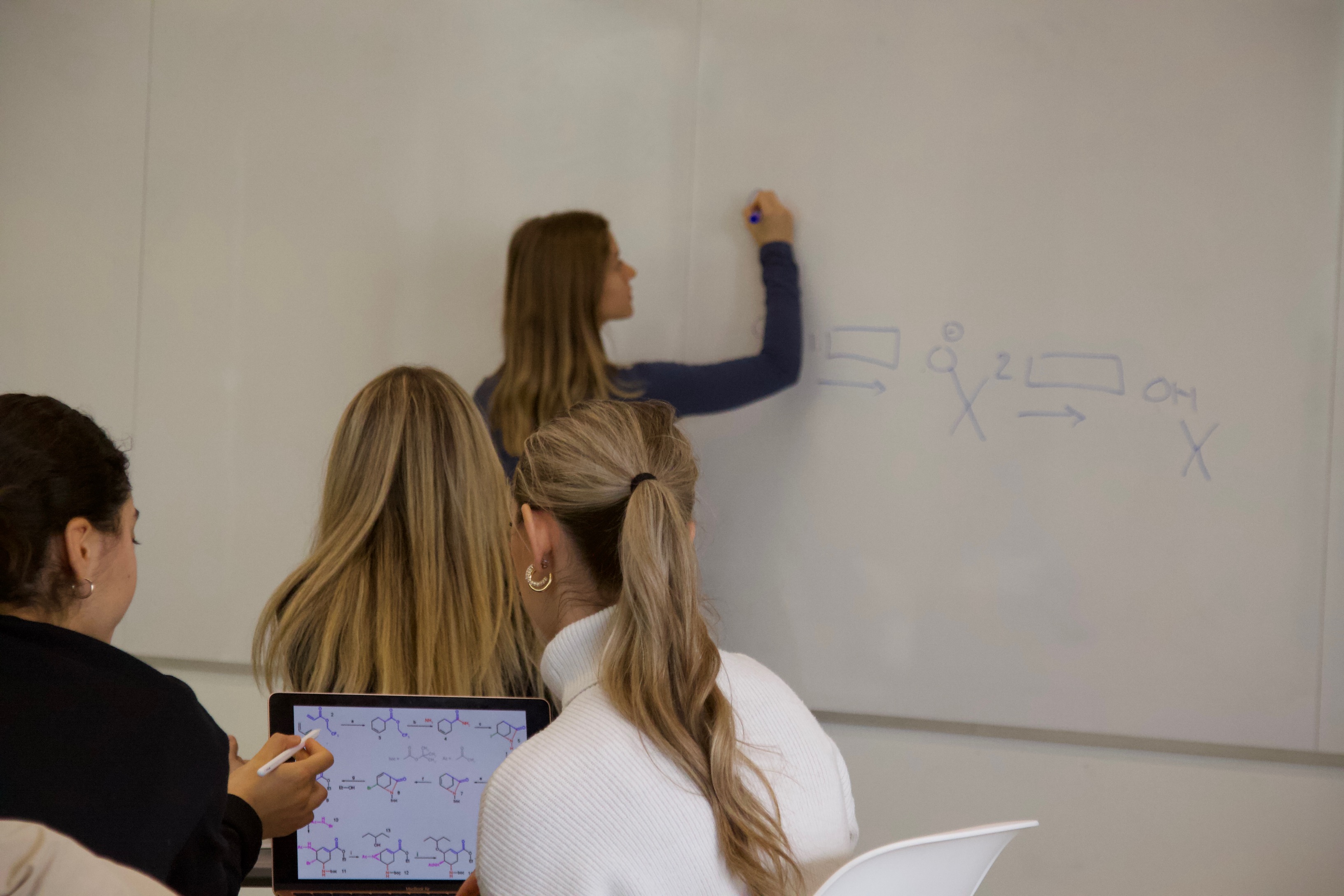 Instructrice écrit sur un tableau blanc