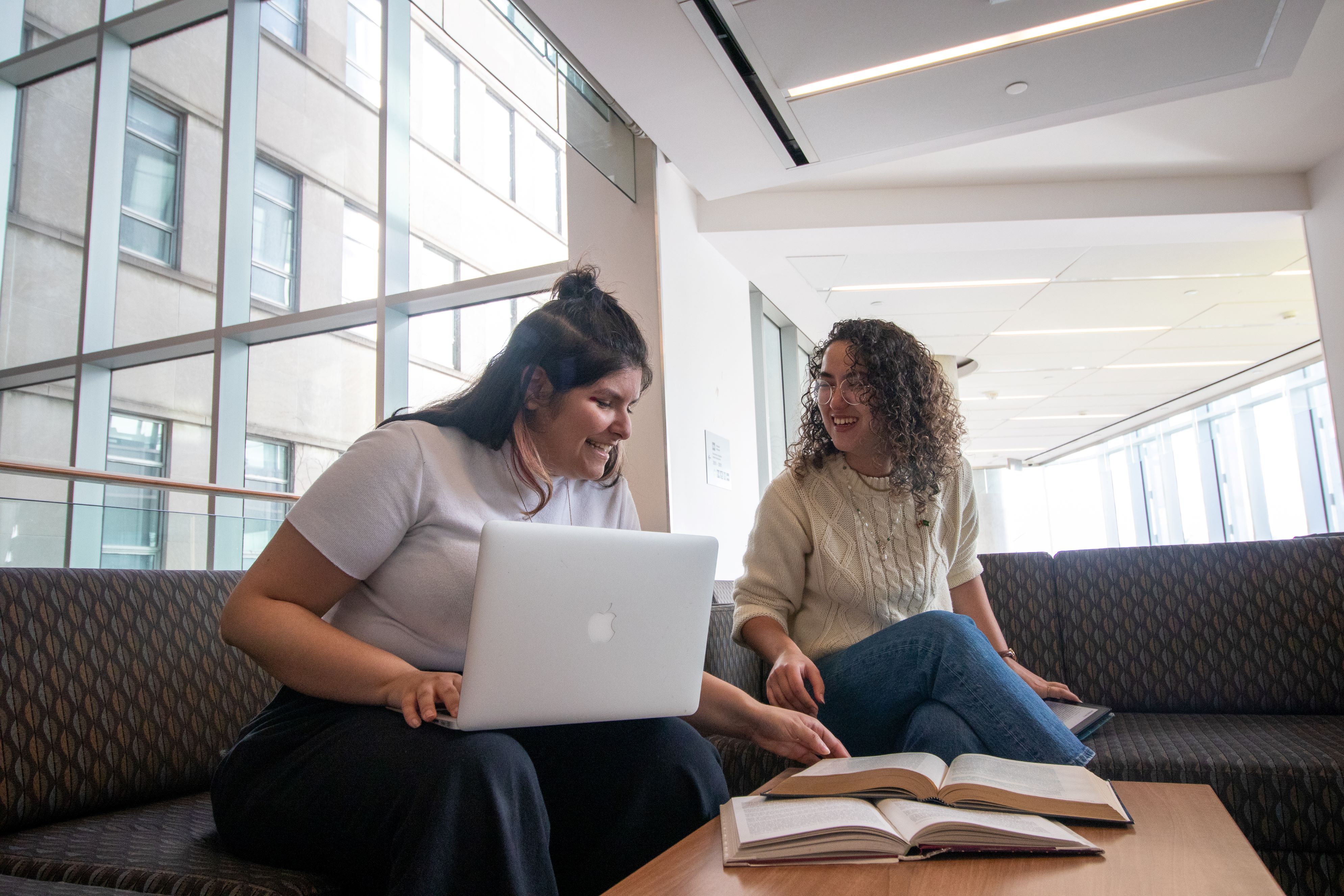 les étudiants s'assoient et étudient