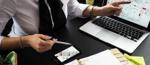 Personne à côté d'un ordinateur portable