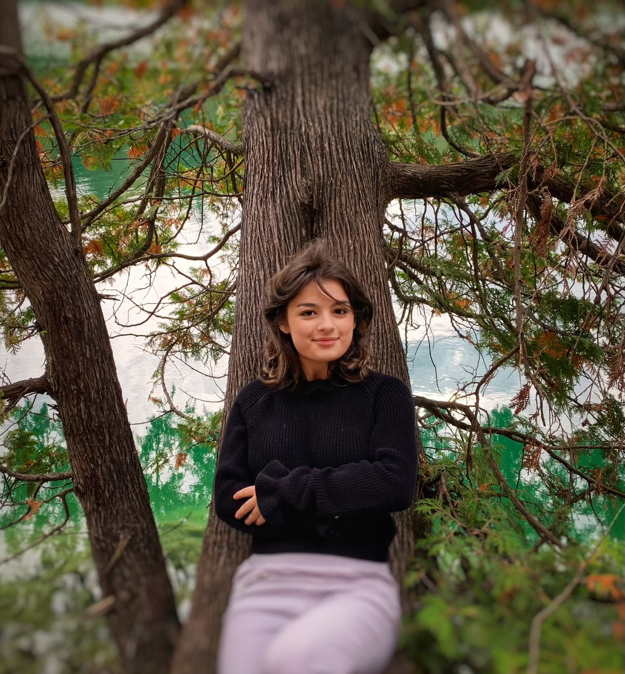 Kloe Mayhew pose à l'extérieur, devant un arbre.
