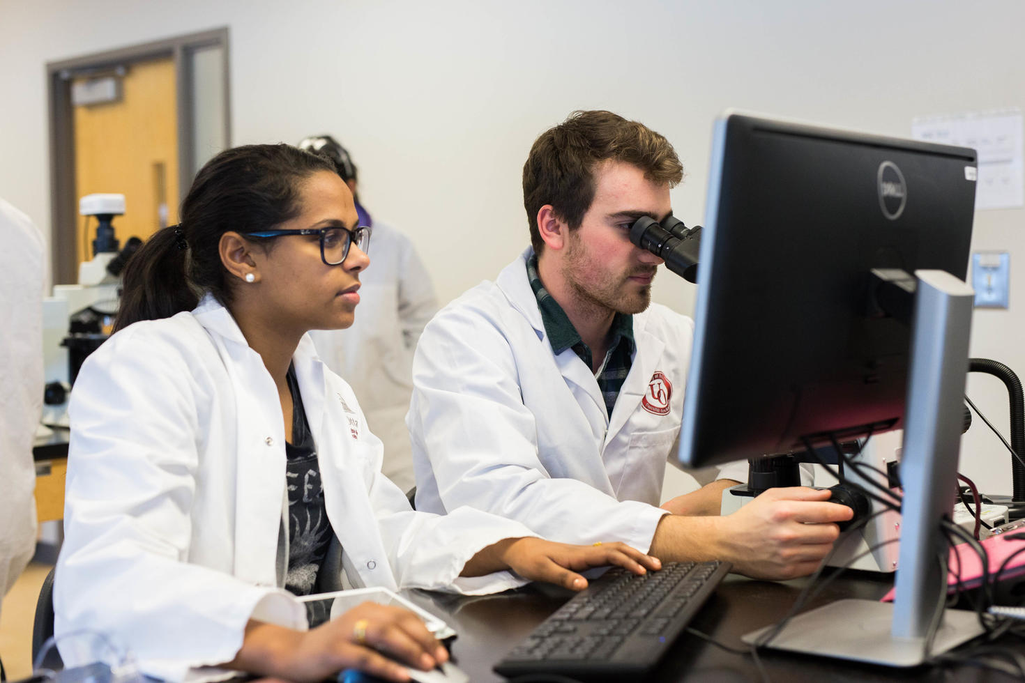 Deux étudiants travaillant dans un laboratoire de biologie. 