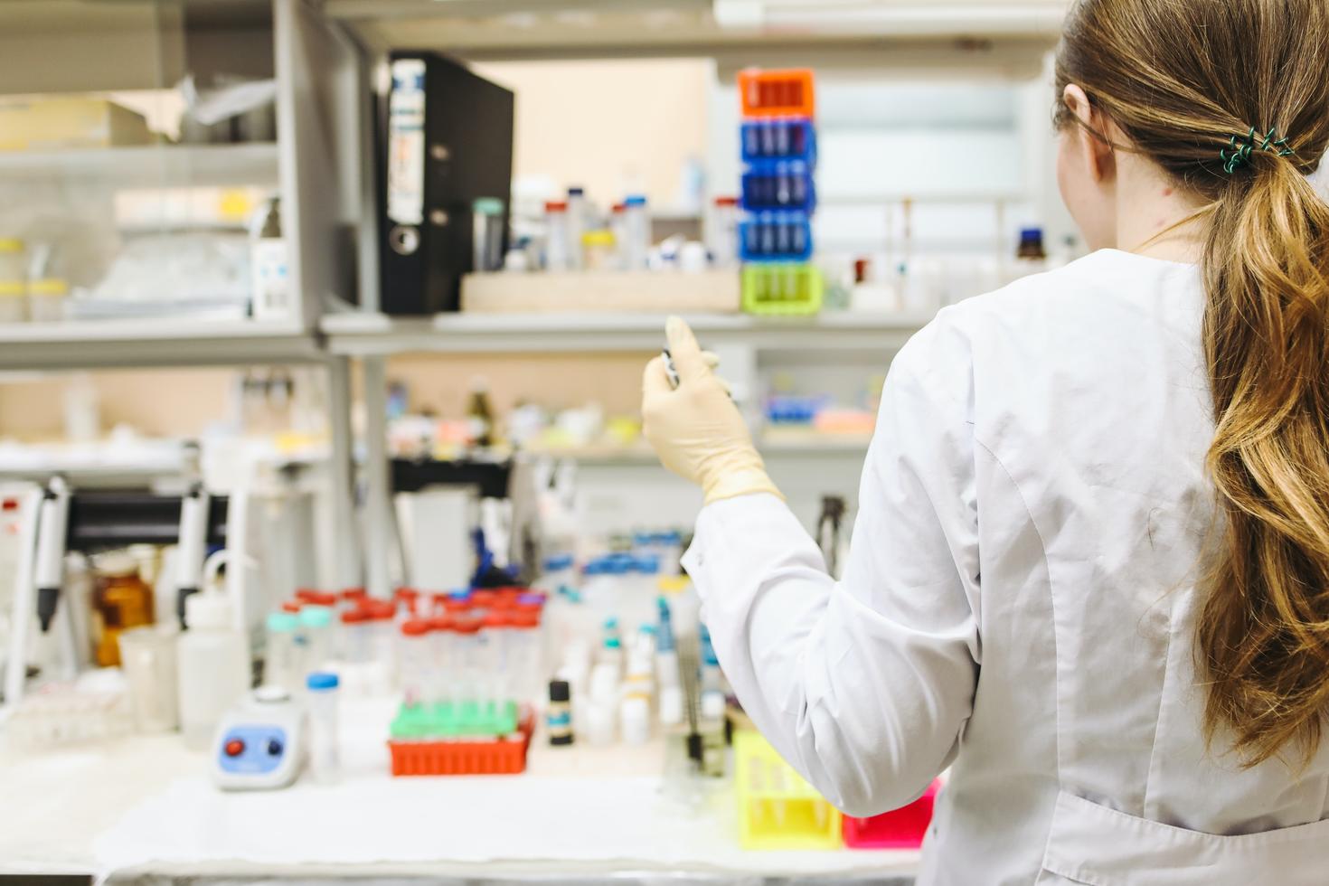 Une personne travaillant dans un laboratoire voit par derrière