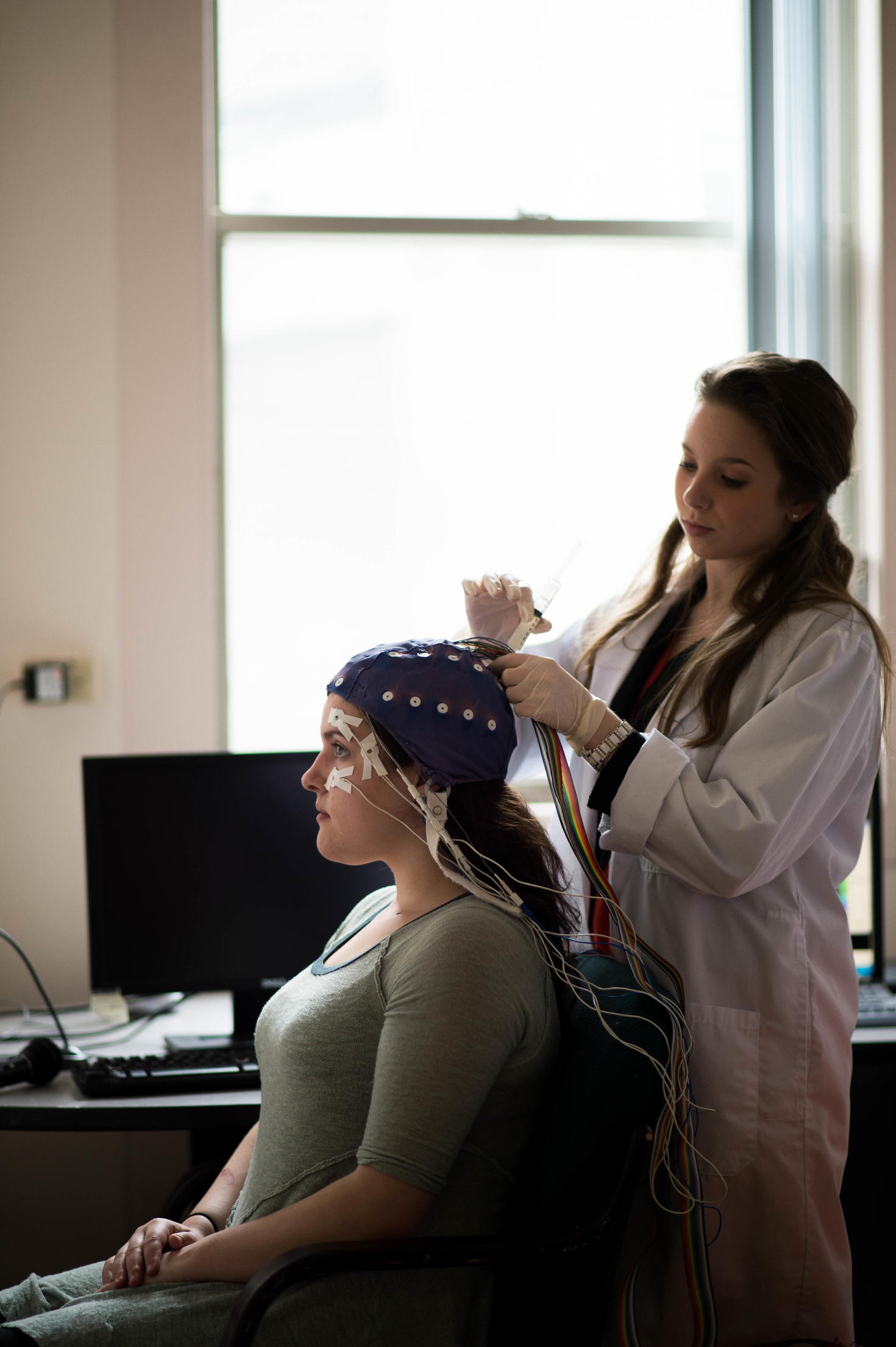 Student is installing brain sensors on patient