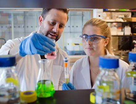 Le professeur Alexandre Poulain travaillant dans un laboratoire avec un étudiant de troisième cycle.