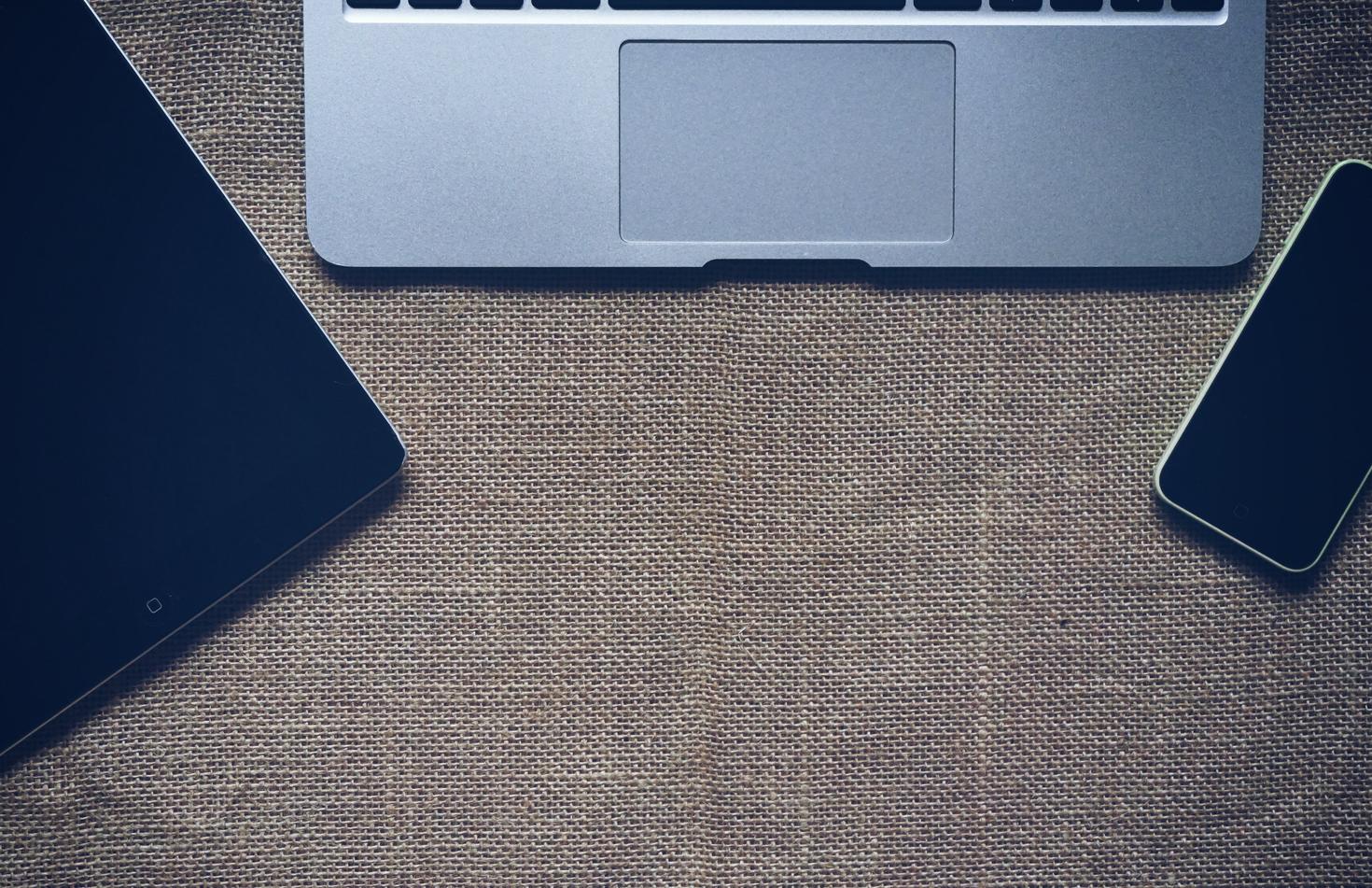 Gros plan sur un ordinateur portable, un téléphone et une tablette