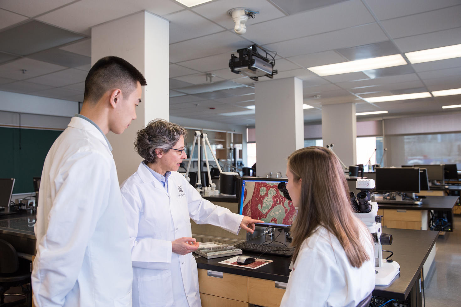 La professeure Odette Laneuville avec des étudiants de premier cycle dans un laboratoire de biologie.