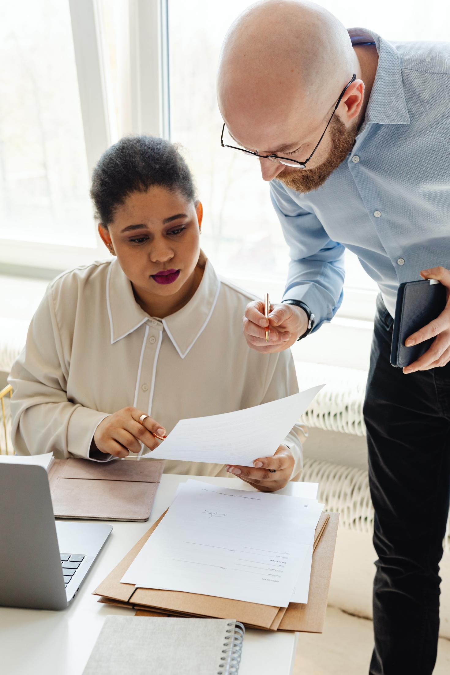 Homme et femme regardant des documents