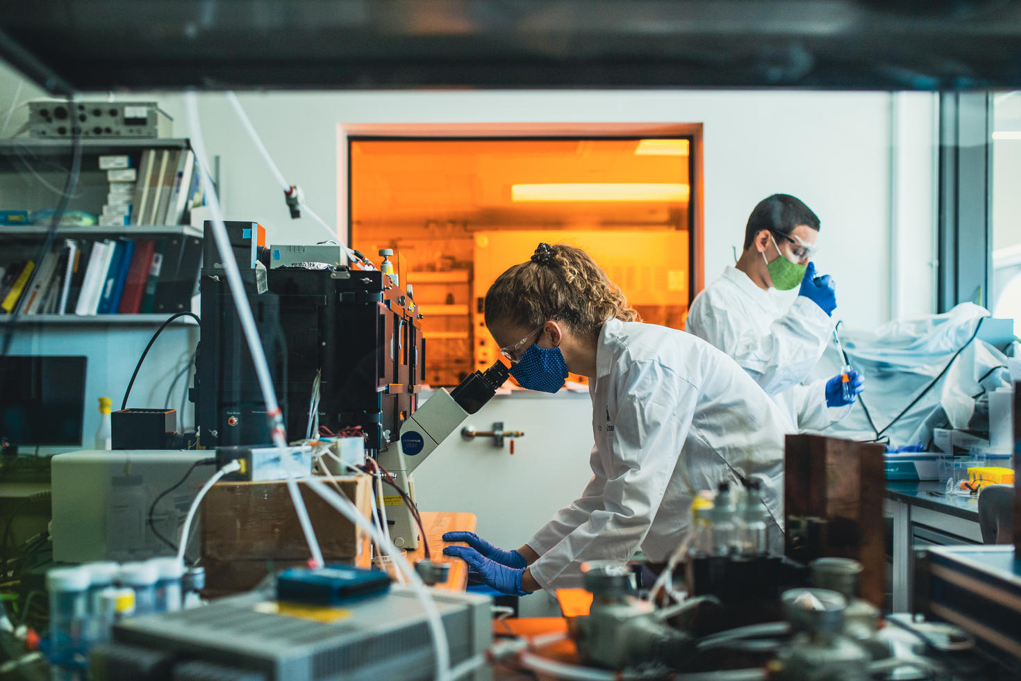 Deux étudiants travaillant dans un laboratoire de recherche en physique