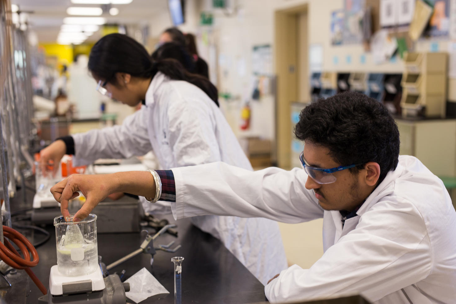 Étudiant travaillant sur un échantillon dans le cadre d'un cours de laboratoire de première année
