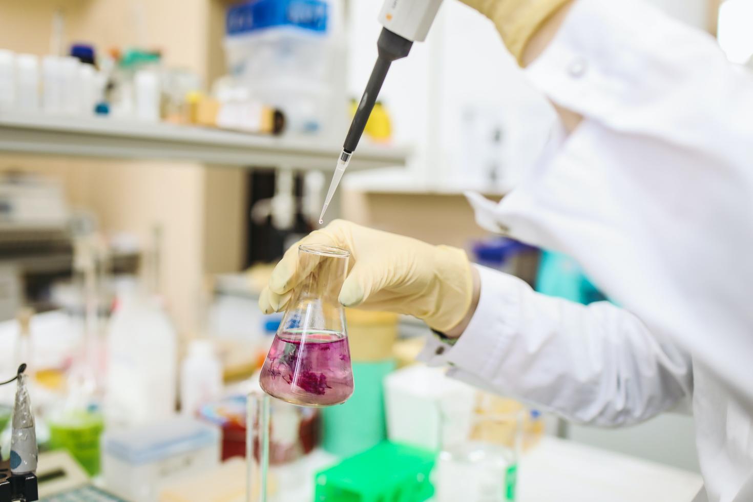 Un chercheur travaillant dans un laboratoire.