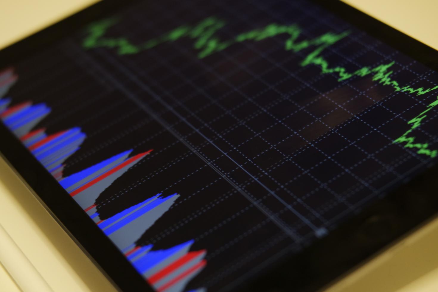 Tablette électronique avec des graphiques.