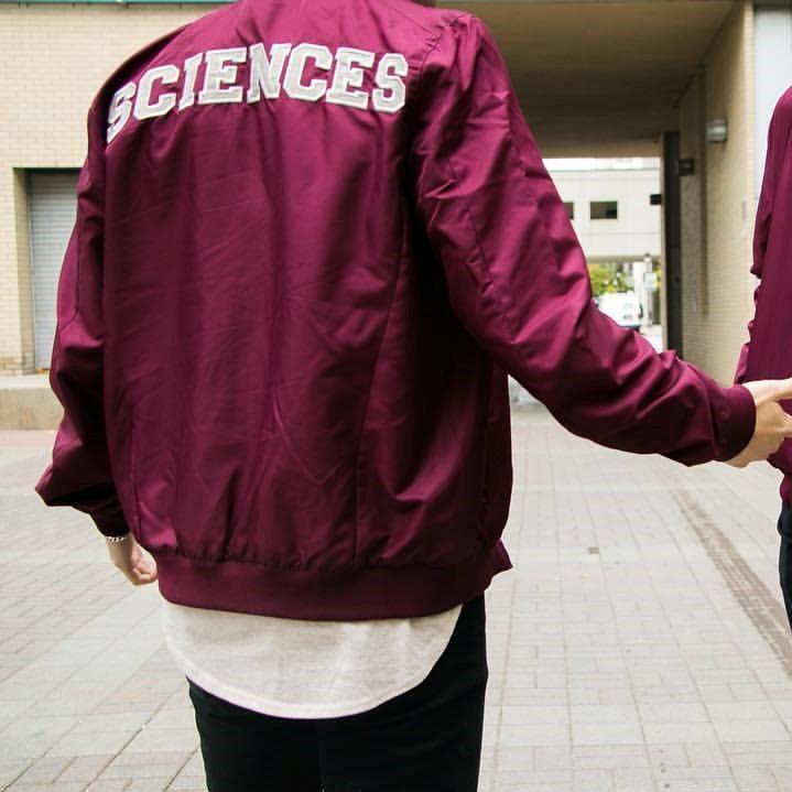 Étudiant portant une veste avec le mot sciences écrit dans le dos.