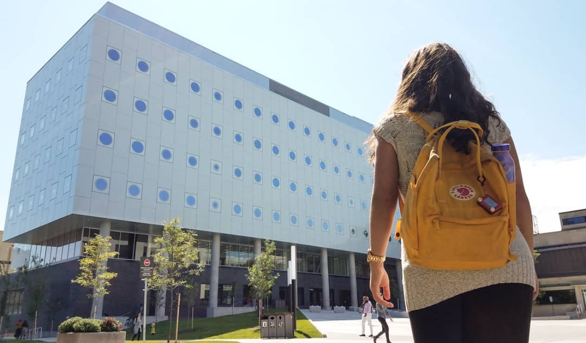 Étudiant marchant vers le complexe STEM