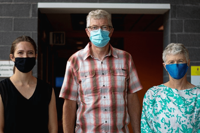 Evelyn Tennant, Tom Al et Erika Revesz.