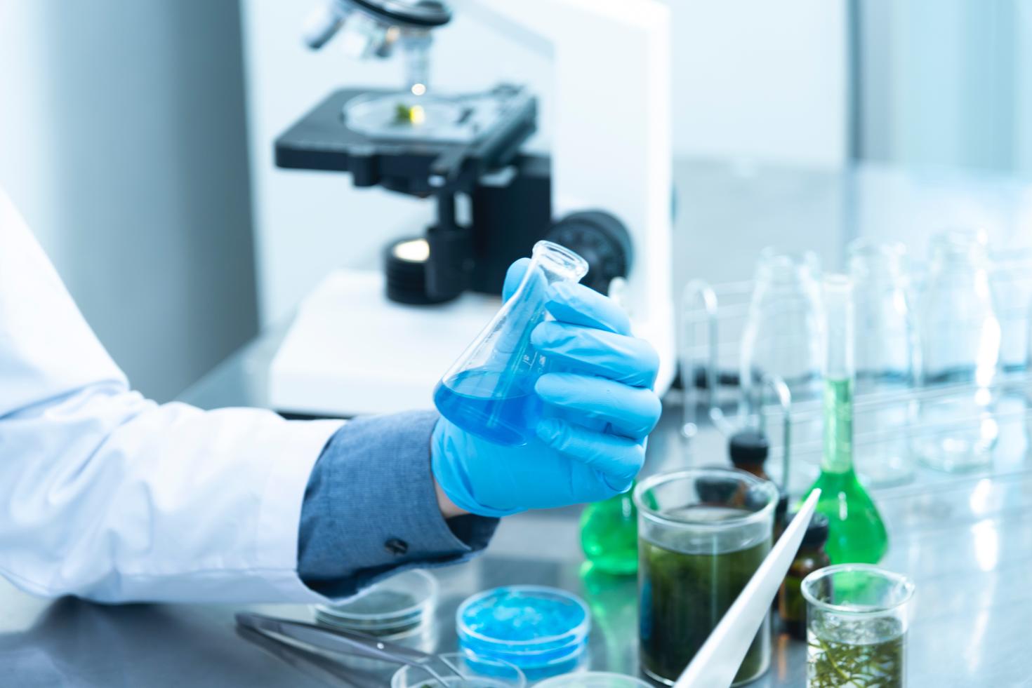 Mains manipulant des produits chimiques