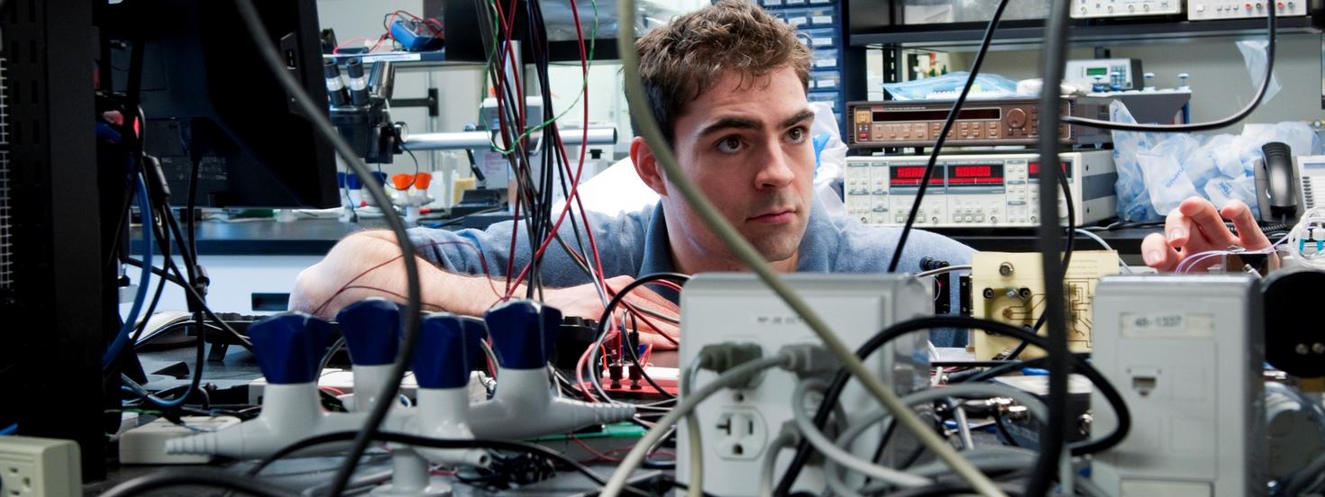 Étudiant dans un laboratoire
