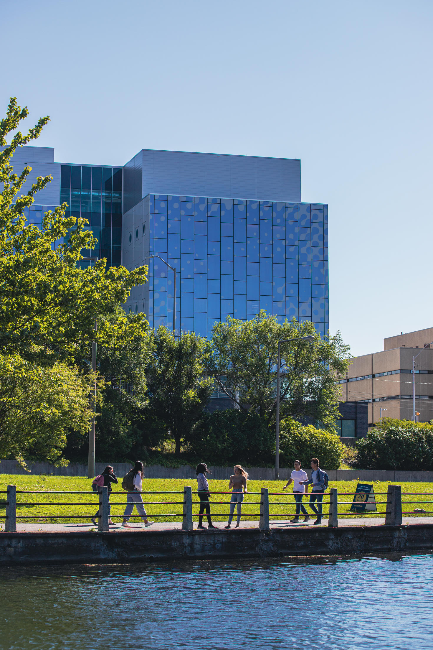 Groupe d'étudiants au bord du canal Rideau