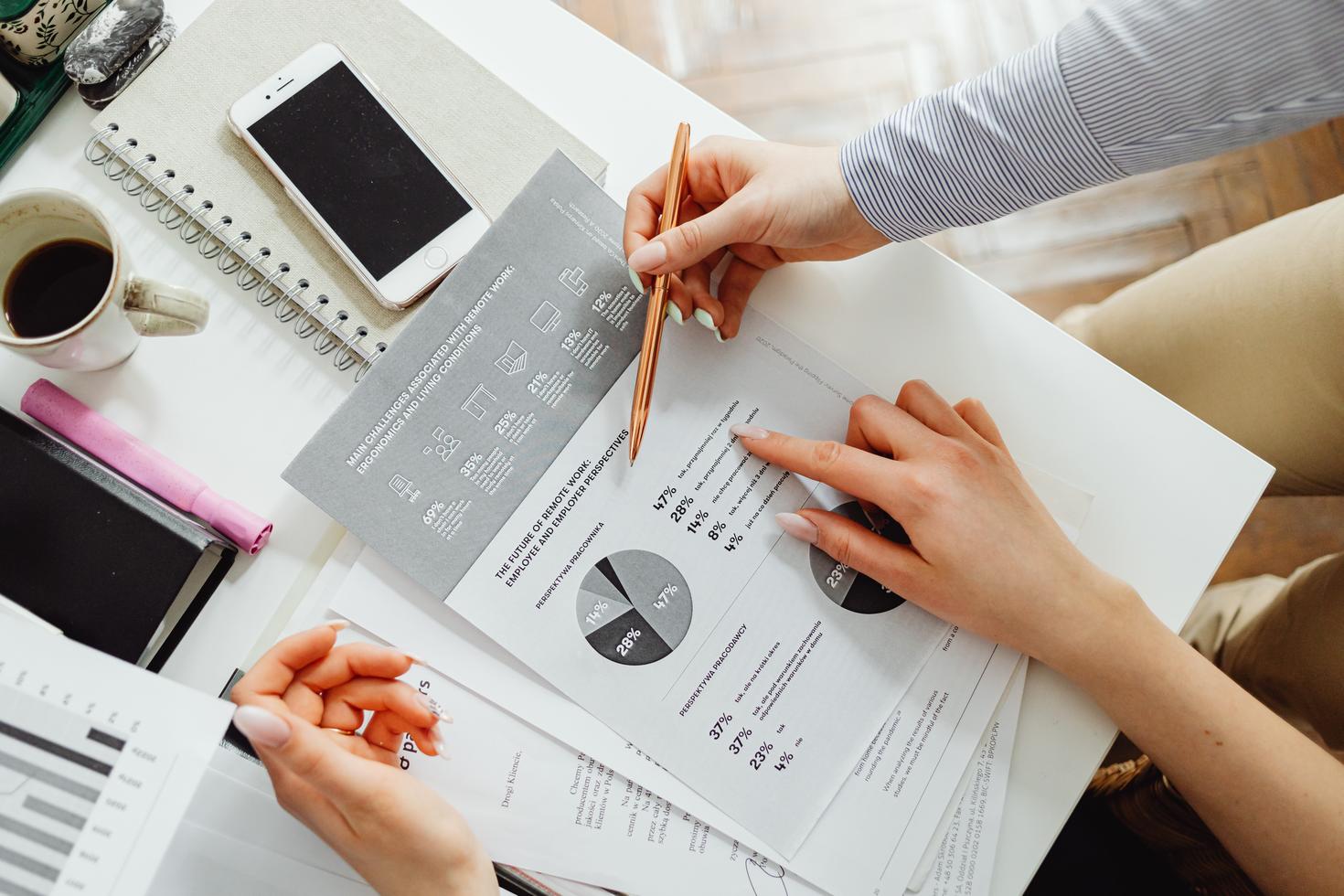 gros plan sur les documents statistiques