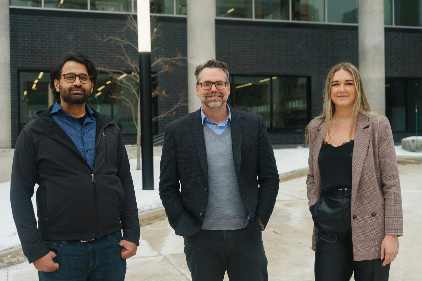 étudiant au doctorat Omkar Zilka, le professeur Derek Pratt et l’étudiante au doctorat Melodie Mallais