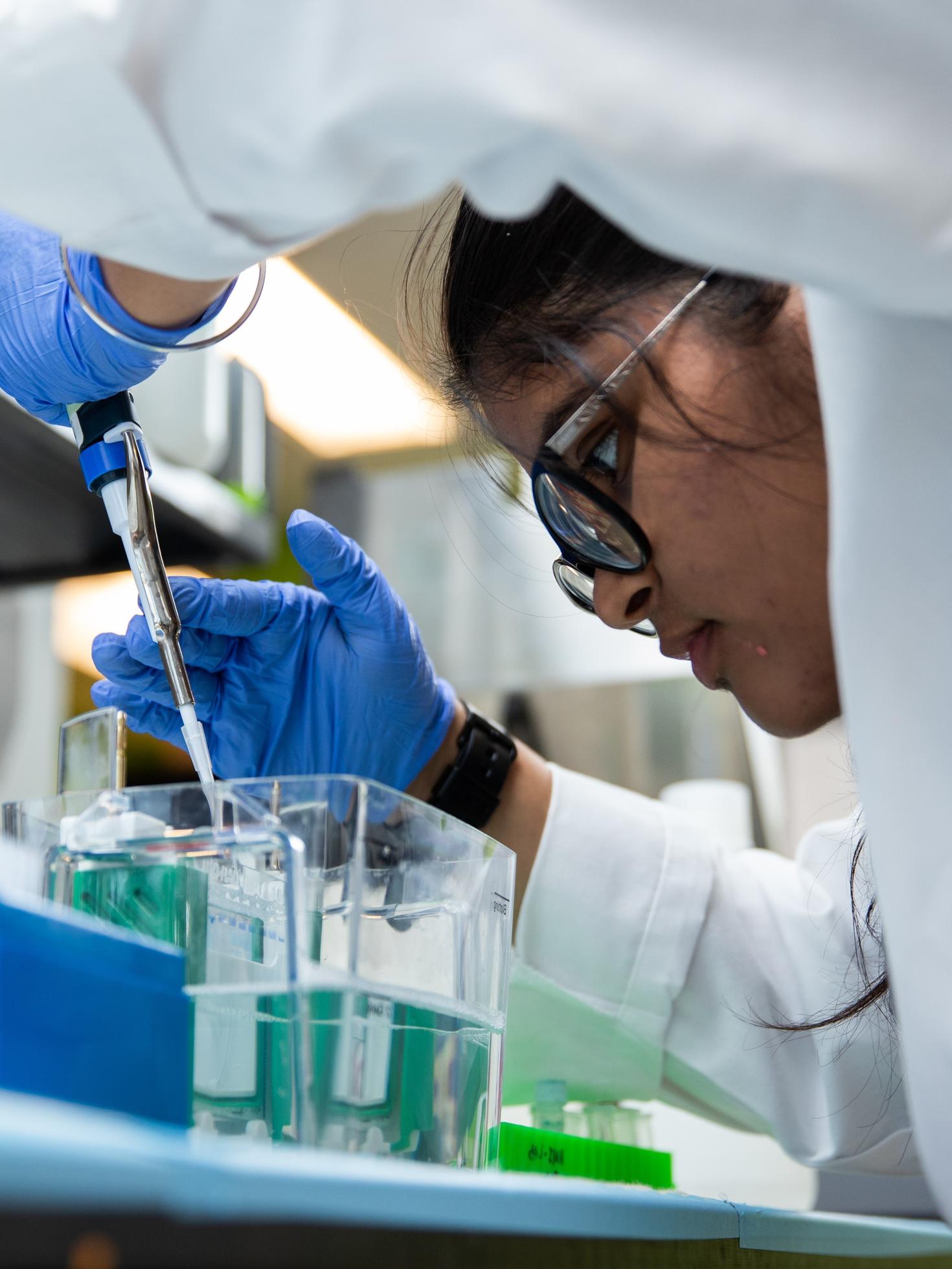 Étudiante travaillant de près sur une expérience en laboratoire