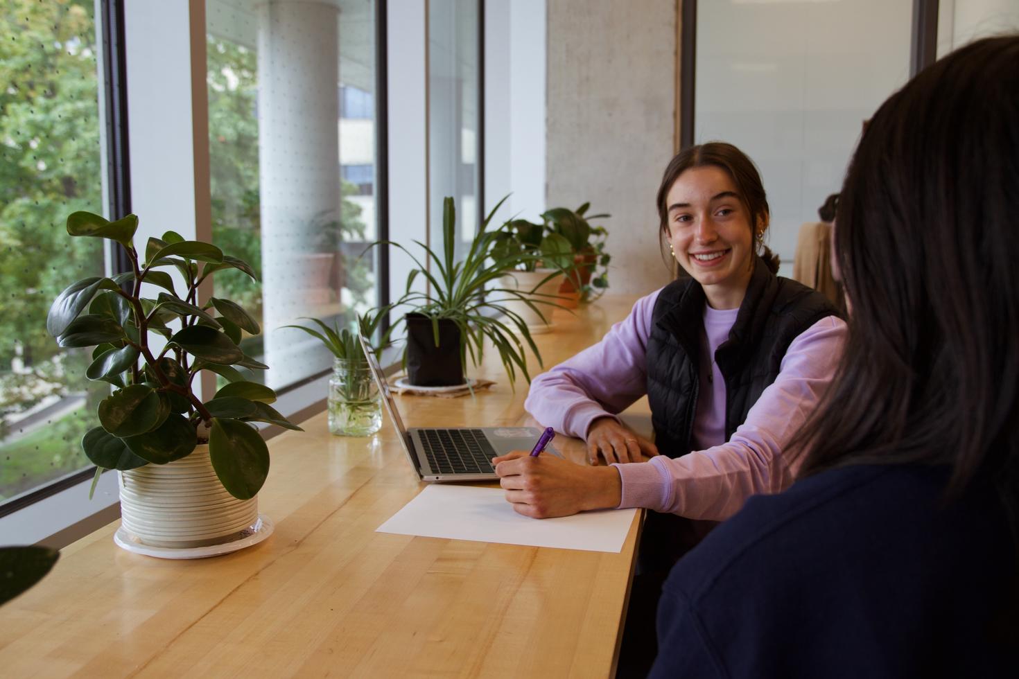 Étudiants parlant dans le centre de mentorat