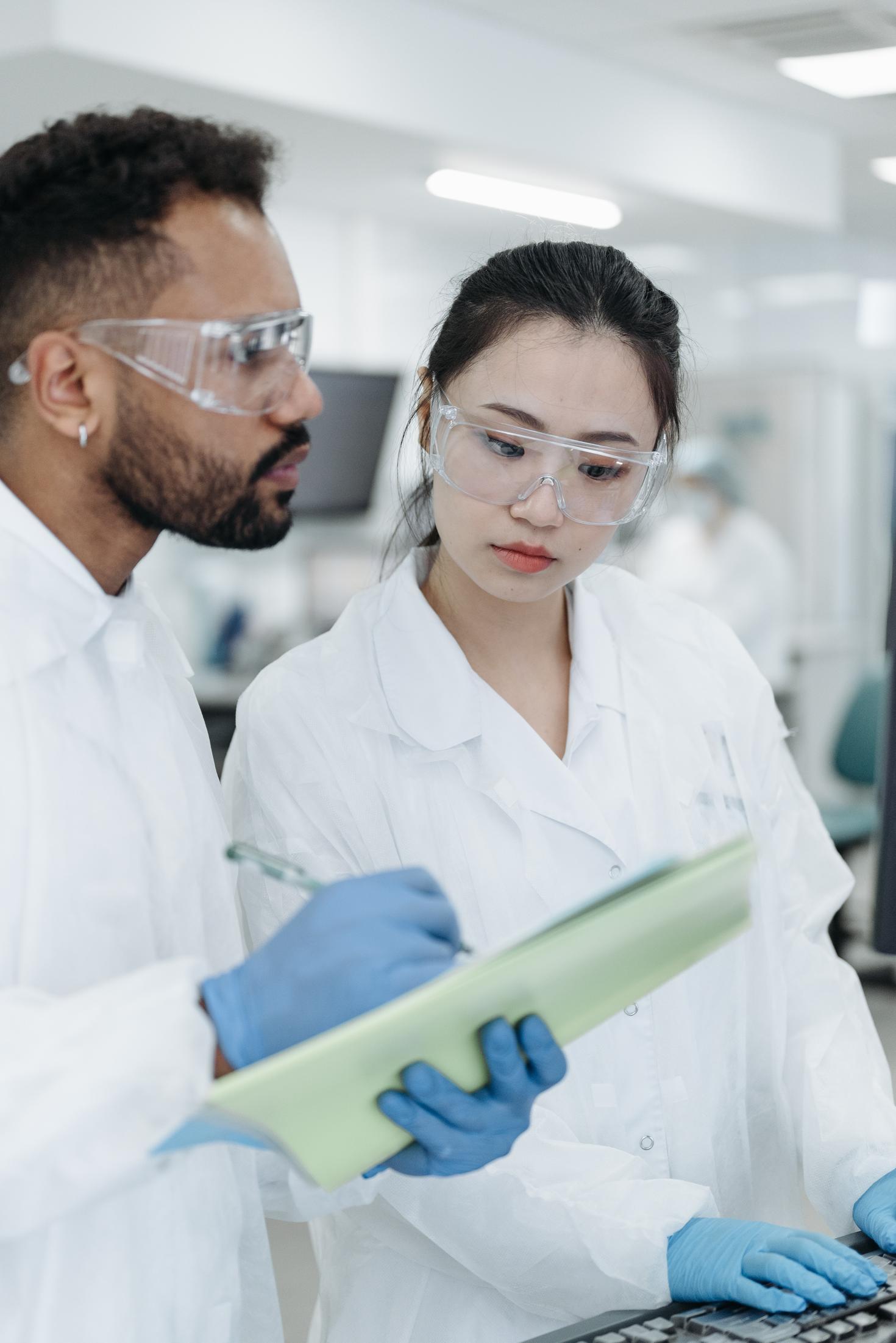 Étudiants travaillant dans un laboratoire