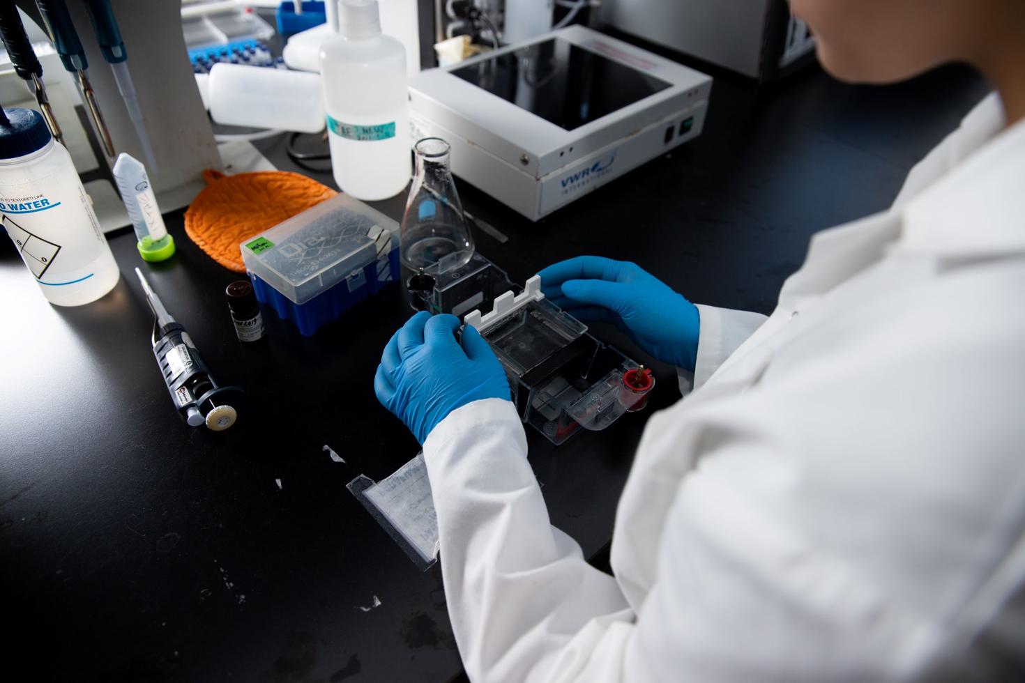 Gros plan sur les mains d'un scientifique réalisant une expérience
