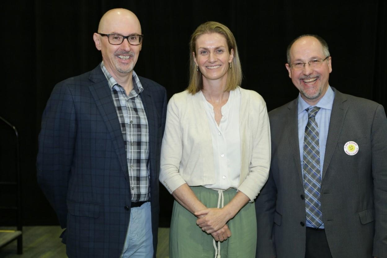 Le professeur Francesco Marchetti (Santé Canada, professeur auxiliaire de biologie à l'Université de Carleton), la professeure Carole Yauk et le professeur Paul White (Santé Canada, professeur auxiliaire de biologie à l'Université d'Ottawa) posent pour une photo lors de la 13e Conférence internationale sur les mutagènes environnementaux