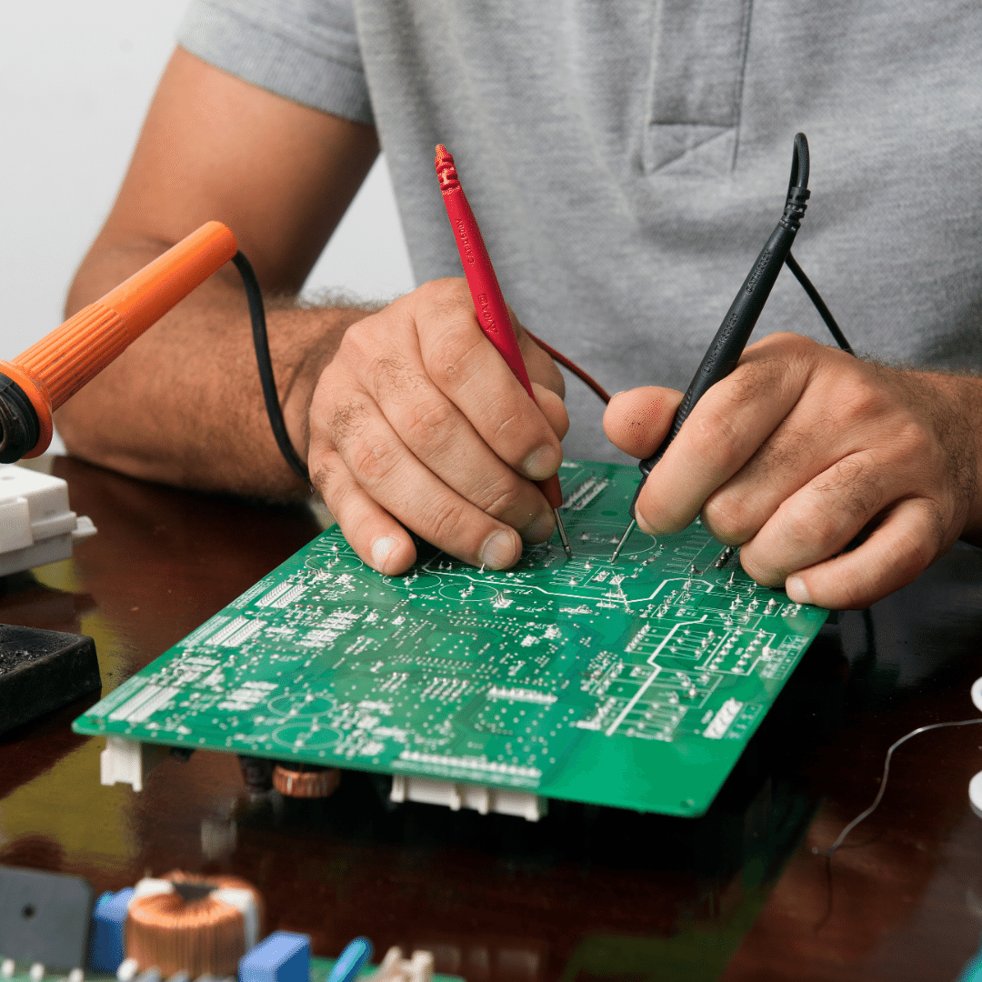 homme brandissant une carte mère électronique
