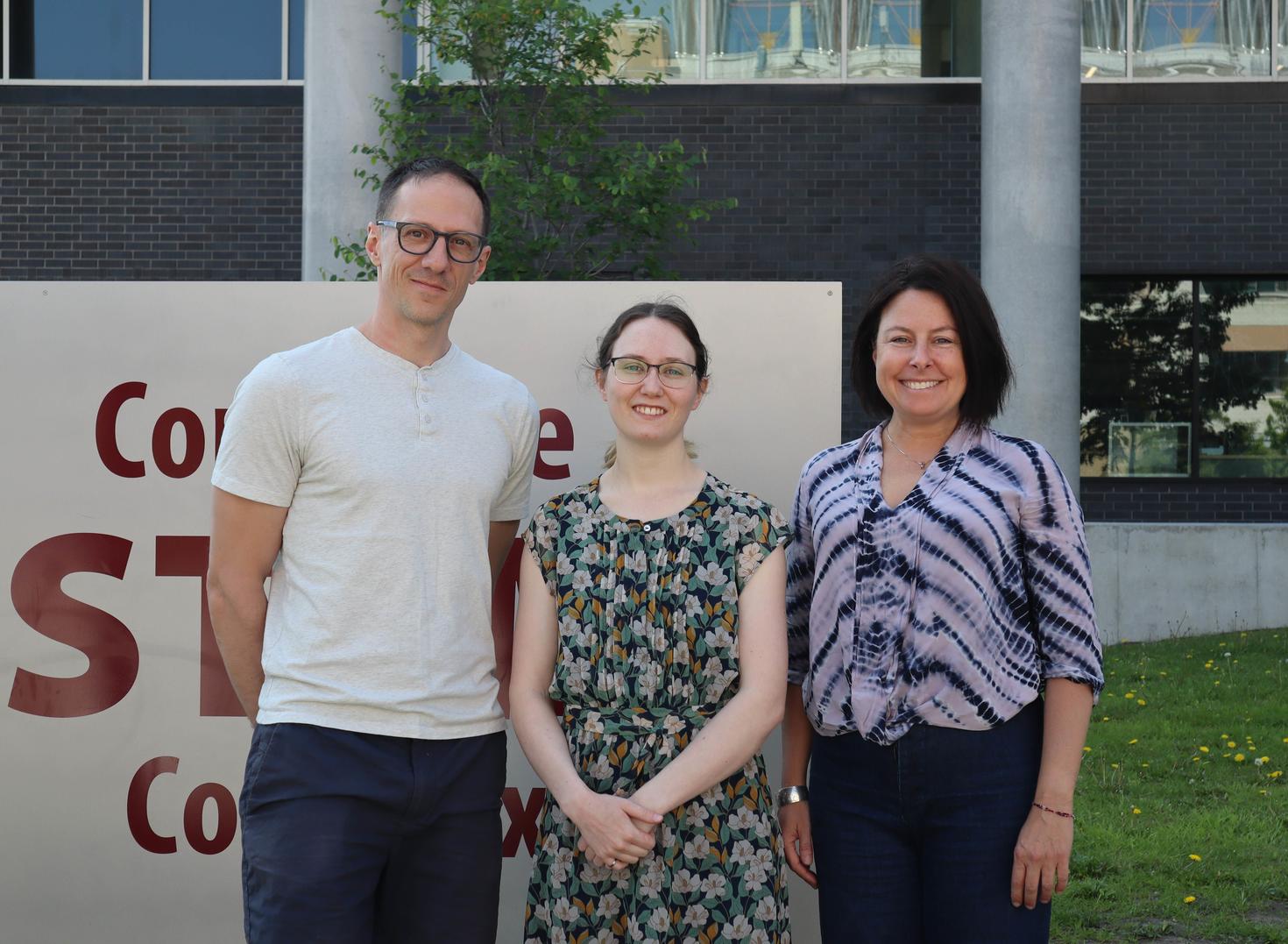 Professeur Pascal Audet, Étudiante à la maitrise Erica Pietroniro et Claire Perry, Chercheure à Ressources naturelles Canada, sont devant le complexe STEM à uOttawa. Can a few seconds mean the difference between life and