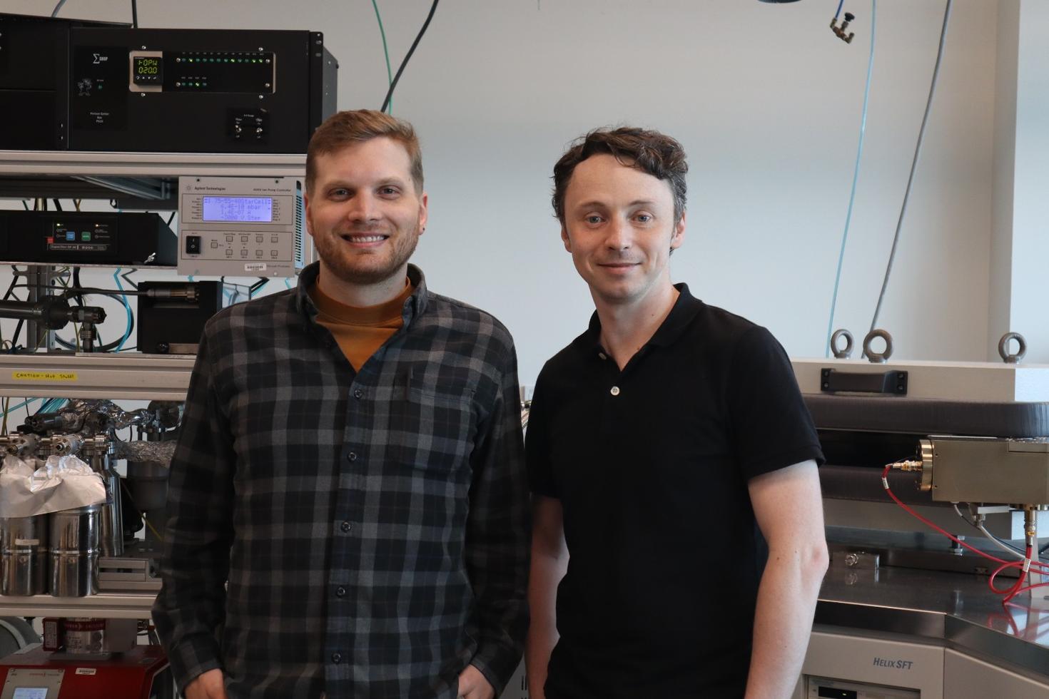 Anthony Lapp, Gestionnaire du Laboratoire des gaz rares et du Tritium, et le professeur Oliver Warr sont debout devant un spectromètre de masse de gaz rares Helix SFT dans le Laboratoire André E. Lalonde des gaz rares à l’Université d’Ottawa. 