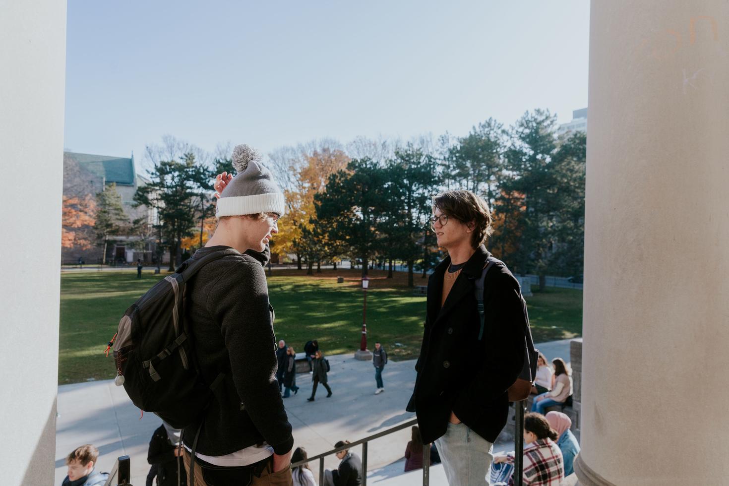 2 étudiants discutent dans les escaliers du Tabaret Hall