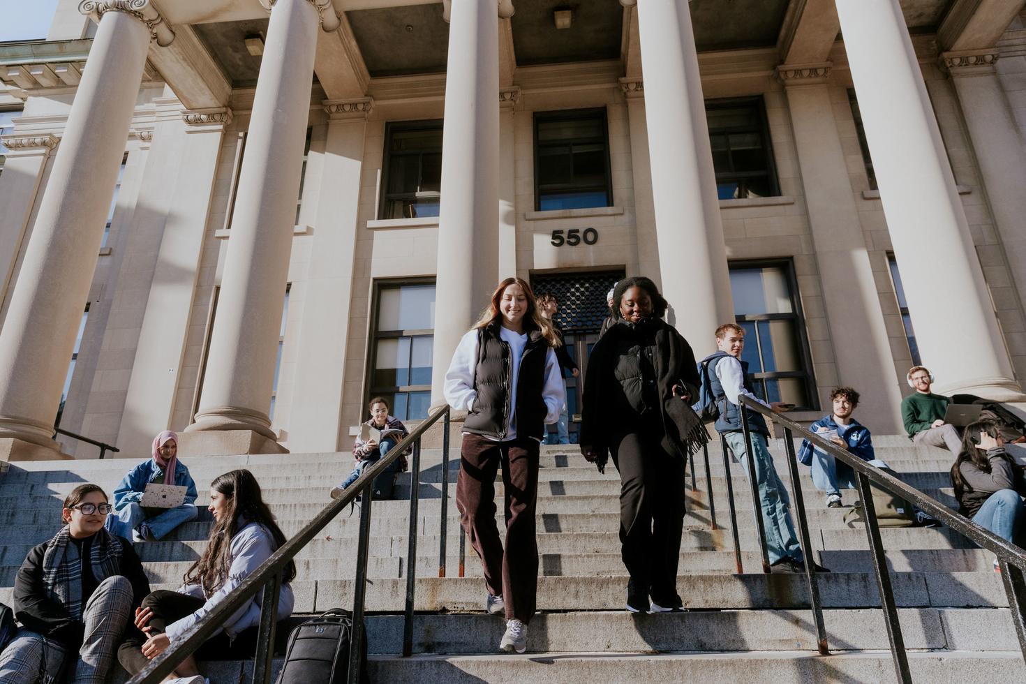 Des étudiants descendant les escaliers devant le Tabaret Hall