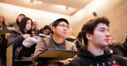 étudiant concentré sur la classe
