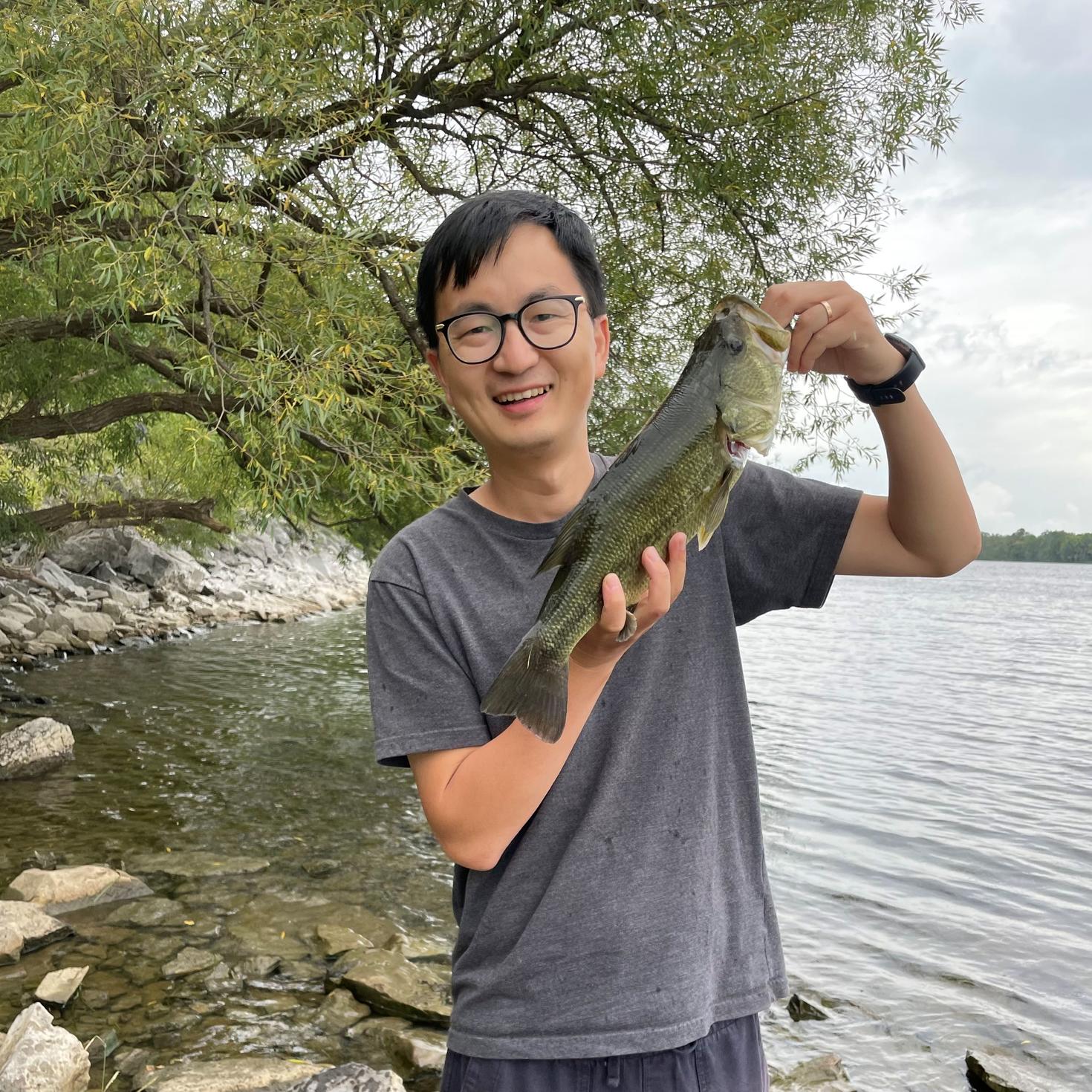 Hang Cheng, titulaire d’un doctorat, debout au bord de la rivière des Outaouais.