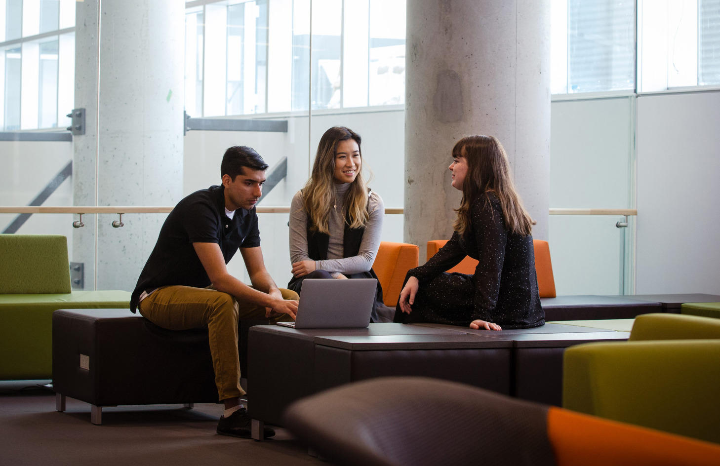 étudiants rencontrant un mentor