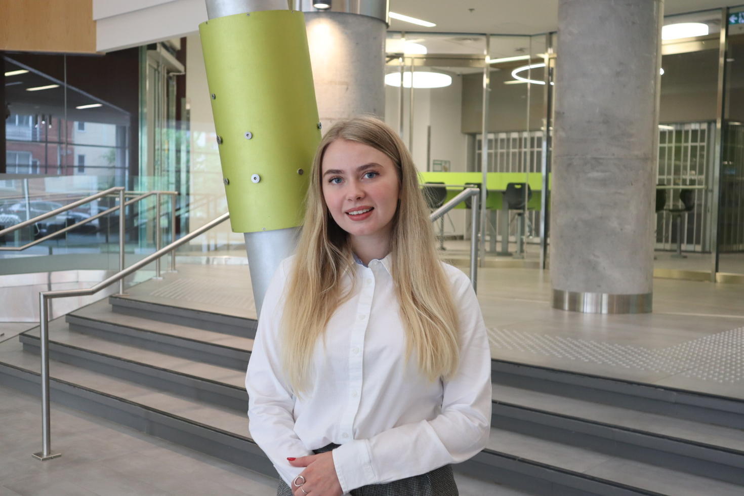 Valeriia Kolesnyk debout dans le hall du bâtiment CRX de l'Université d’Ottawa.