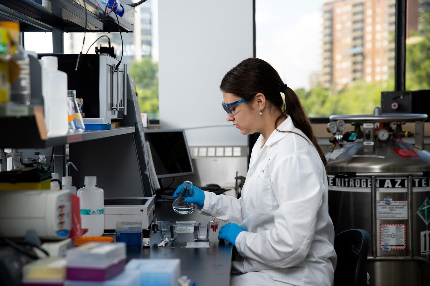 Étudiante de la Faculté des sciences travaillant dans un laboratoire