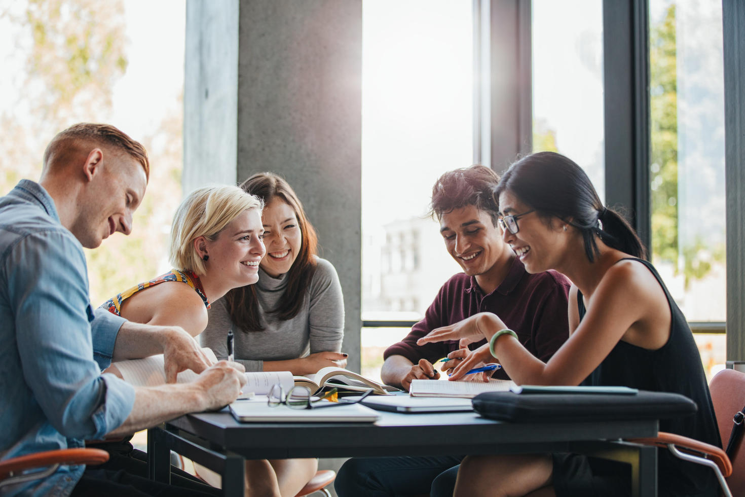 Groupe de personnes discutant autour d'une table